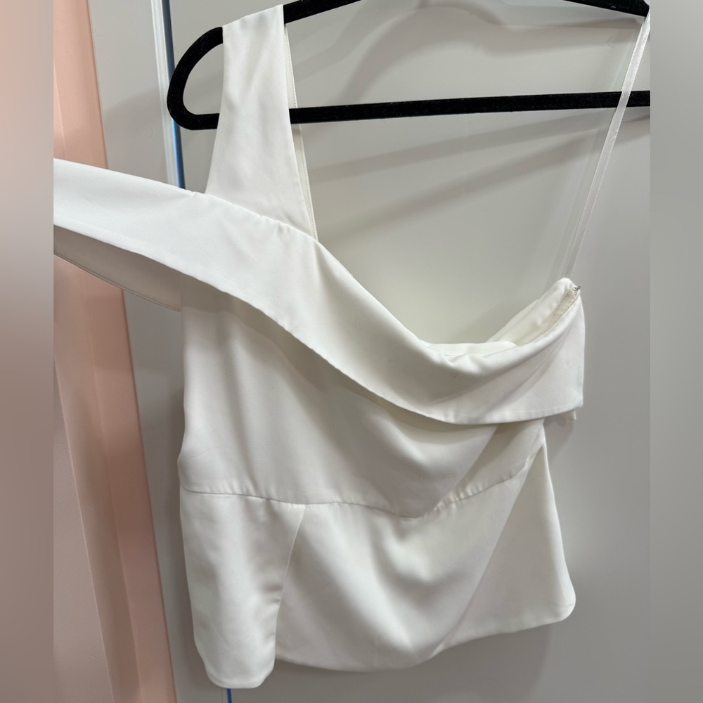 Boutique Elegant and Sophisticated White Sleeveless Top